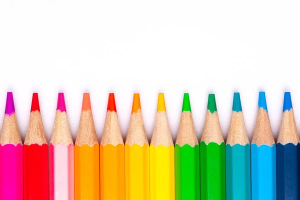 Renkli parlak kalemler beyaz arka planda pürüzsüz bir çizgi, LGBT 'nin bir sembolü.