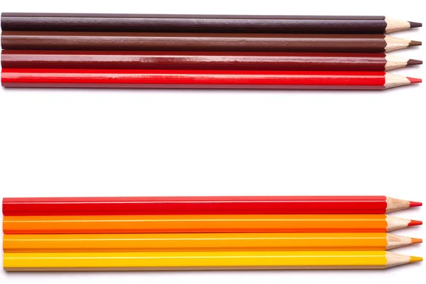 Разноцветные деревянные карандаши в красных тонах на белом изолированном фоне, осенние цвета, макет, горизонтально — стоковое фото