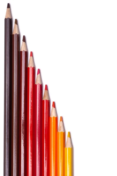 Buntstifte aus Holz in Rottönen auf weißem, isoliertem Hintergrund, Herbstfarben, Attrappe, vertikal — Stockfoto