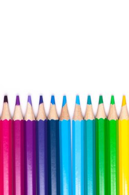 Gökkuşağı gölgelerindeki çok renkli ahşap kalemler beyaz izole bir arka planda, dikey, yüksek kalite maketler oluştururlar. 