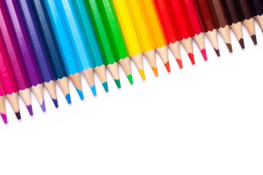 Gökkuşağı gölgesinde çok renkli ahşap kalemler beyaz izole bir arka planda, yatay, yüksek kalite fotoğraf gibi.