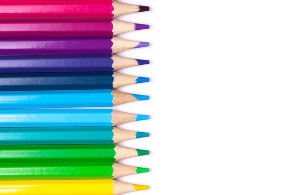 Buntstifte in Regenbogenfarben reihen sich auf weißem, isoliertem Hintergrund aneinander, waagerecht — Stockfoto