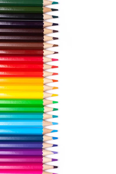 Різнокольорові дерев'яні олівці в веселковому відтінку в порядку на білому ізольованому фоні макет вгору, вертикальні, якісні фото — стокове фото