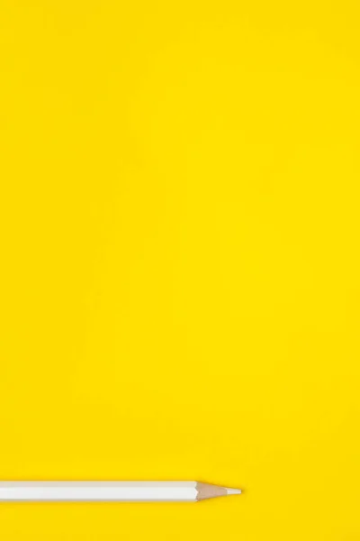 Parlak sarı bir zemin üzerinde dikey beyaz, tahta kalem, izole edilmiş, kopyalama alanı, maket — Stok fotoğraf