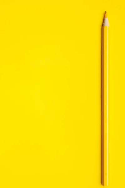 Vertikaler gelber scharfer Holzstift auf leuchtend gelbem Hintergrund, isoliert, Kopierraum, Attrappe — Stockfoto