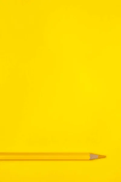 Lápis de madeira afiado amarelo horizontal em um fundo amarelo brilhante, isolado, espaço de cópia, mock up — Fotografia de Stock