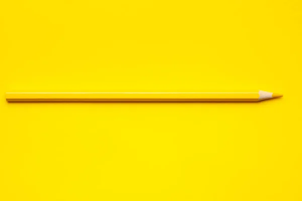 Poziomy żółty ostry drewniany ołówek na jasnożółtym tle, odizolowany, przestrzeń kopiowania, makieta — Zdjęcie stockowe