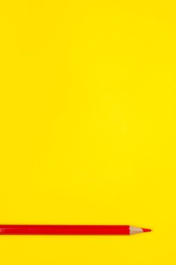 parlak sarı bir zemin üzerinde yatay kırmızı keskin tahta kalem, izole, kopyalama alanı, taklit