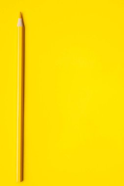 parlak sarı bir zemin üzerinde dikey sarı keskin tahta kalem, izole, kopyalama alanı, taklit