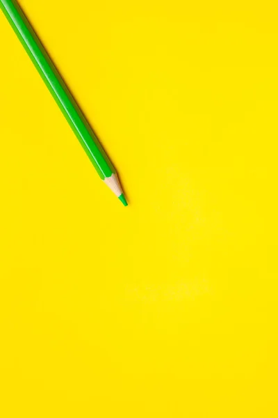 Diagonal grön vass trä penna på en ljus gul bakgrund, isolerad, kopiera utrymme, mock up — Stockfoto
