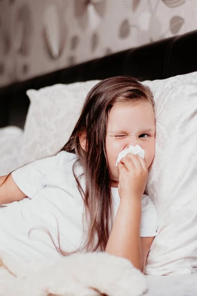 Dziecko leży z opuchniętym czerwonym nosem z kataru, przeziębieniem i drugą falą wirusa — Zdjęcie stockowe