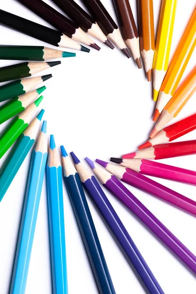 Kreis oder Regenbogenwirbel aus Buntstiften auf weißem Hintergrund, Kopierraum, Attrappe, LGBT-Symbol, horizontal — Stockfoto