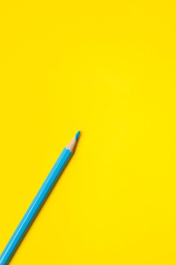 Parlak sarı bir zemin üzerinde köşegen, mavi, ahşap kalem, izole edilmiş, kopyalama alanı, maket