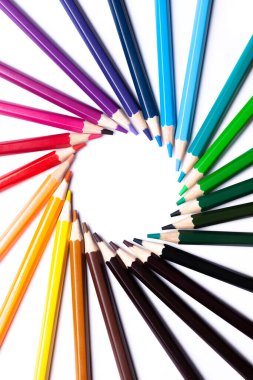 Merkezdeki beyaz arkaplanda renkli kalemlerin girdabı veya gökkuşağı girdabı, boşluğu kopyala, maket yap, LGBT sembolü