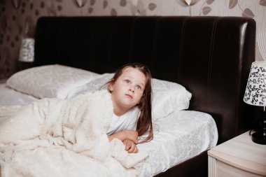 Kız yeni uyandı ve yeni bir günü merakla bekliyor.