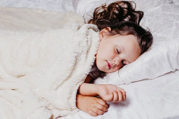 Pięcioletnia dziewczynka śpi spokojnie na poduszce ortopedycznej, w domu wygoda i ciepło, zdrowy sen — Zdjęcie stockowe
