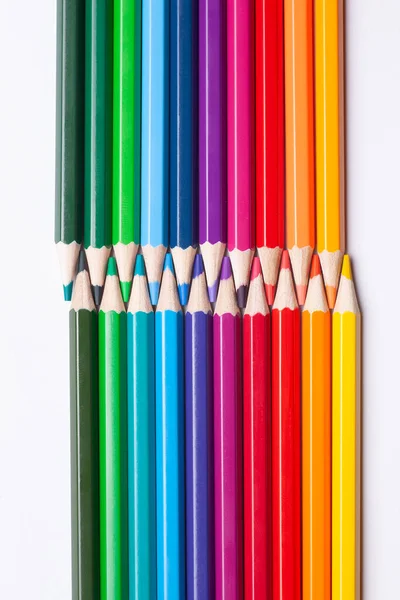 다양 한 색깔의 무지개 연필은 흰 배경에서 분리 된 날카로운 끝과 상호 작용 한다 — 스톡 사진