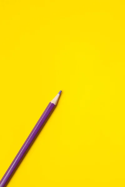 밝은 노란색 배경에 있는 대각선 자줏빛날카로운 나무 연필, 따로 떨어져, 복사 공간, — 스톡 사진