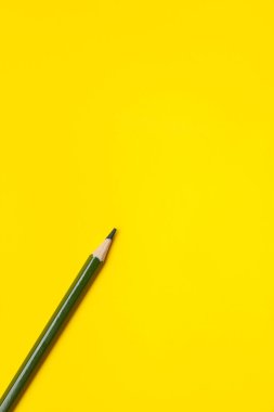 Parlak sarı bir zemin üzerinde köşegen, koyu yeşil, tahta kalem, izole edilmiş, kopyalama alanı, taklit