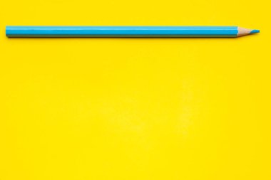 parlak sarı bir zemin üzerinde yatay mavi keskin tahta kalem, izole, kopyalama alanı, taklit