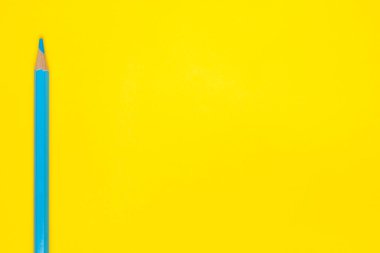 parlak sarı bir zemin üzerinde dikey mavi, ahşap kalem, izole, kopyalama alanı, maket