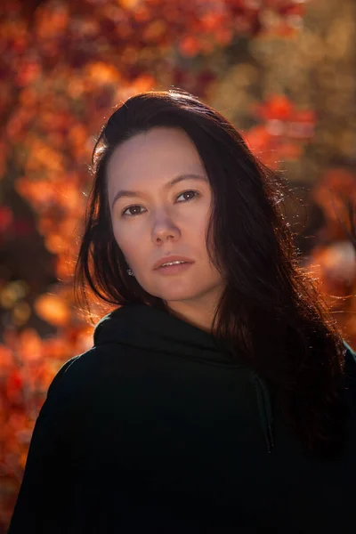 해 가질 때붉은 가을 숲 속에 있는 아름다운 아시아 소녀의 모습 — 스톡 사진