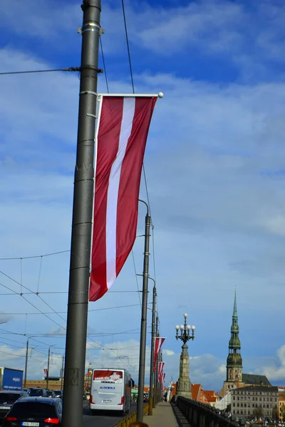 拉脱维亚共和国国旗在里加的城市景观背景 — 图库照片