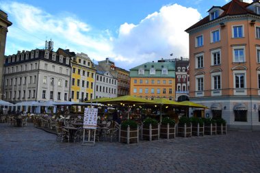 Old Town, Riga, Latvia.People ve Cafe arka sokaklarda. 28 Eylül 2018