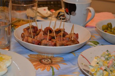 Diğer gıda hizmet bir tablo ile kızarmış domuz pastırması dilim