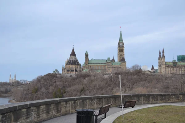 Parlamentkull i Ottawa med parlamentarisk och avdelnings byggnader — Stockfoto