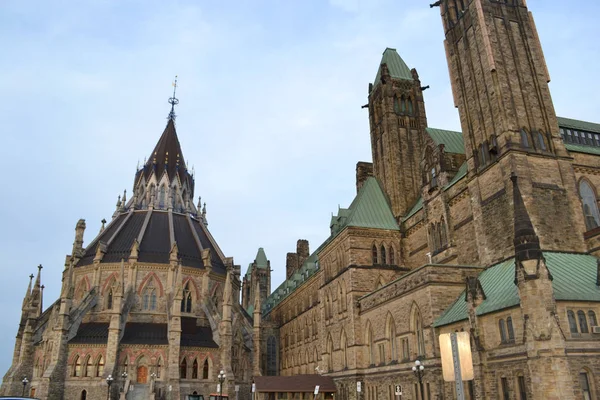 Parliament Hill en Ottawa con edificios parlamentarios y departamentales —  Fotos de Stock