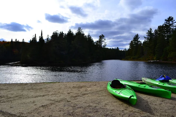 Location de canots sur le lac d'automne dans le parc Algonquin.Ontario, Canada, octobre — Photo