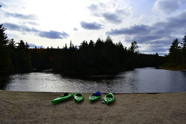 Location de canots sur le lac d'automne dans le parc Algonquin.Ontario, Canada, octobre — Photo