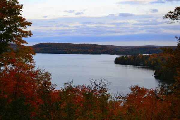 Algonquin Provincial Park, Ontario, Kanada. Upadek piękny krajobraz z jeziorem i górami — Zdjęcie stockowe