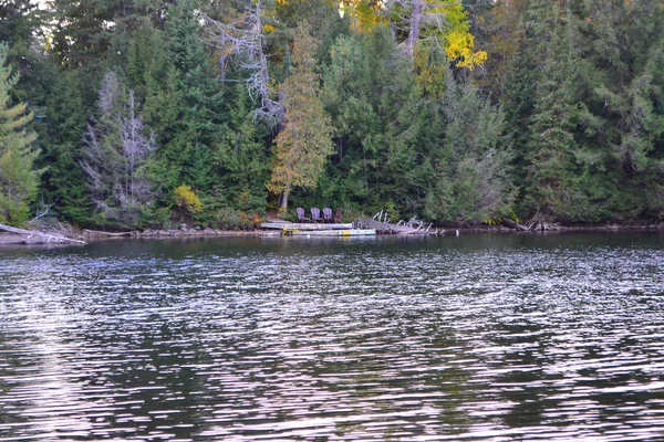 Parc provincial Algonquin, Ontario, Canada. Beau paysage d'automne avec lac et montagnes — Photo