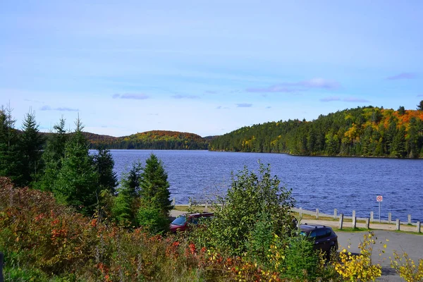 Parque Provincial Algonquin, Ontario, Canadá. Hermoso paisaje de otoño con lago y montañas —  Fotos de Stock