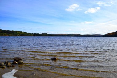Algonquin Provincial Park, Ontario, Kanada. Güzel sonbahar peyzaj göl ve dağ