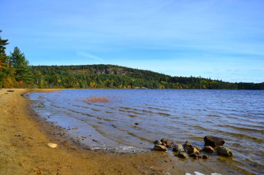 Algonquin Provincial Park, Ontario, Kanada. Güzel sonbahar peyzaj göl ve dağ