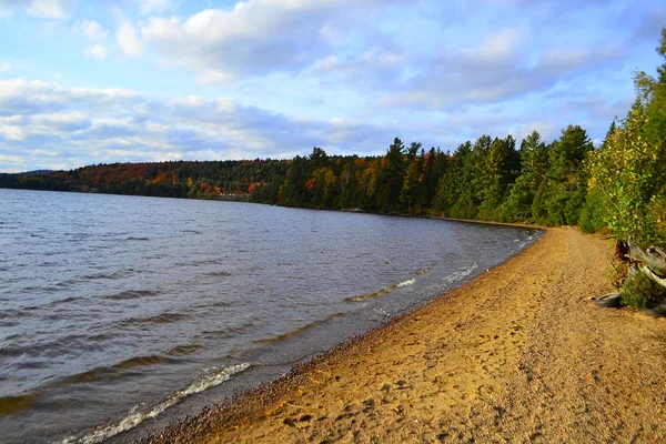 Parc provincial Algonquin, Ontario, Canada. Beau paysage d'automne avec lac et montagnes — Photo