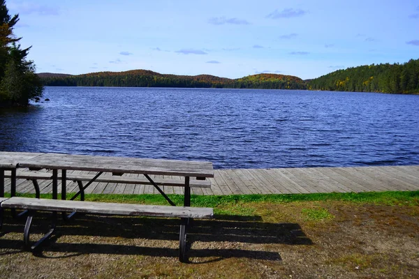 Parc provincial Algonquin, Ontario, Canada. Beau paysage d'automne avec lac et montagnes — Photo