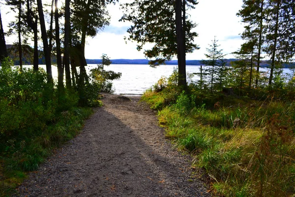 Parc provincial Algonquin, Ontario, Canada. Beau paysage d'automne avec lac et montagnes — Photo