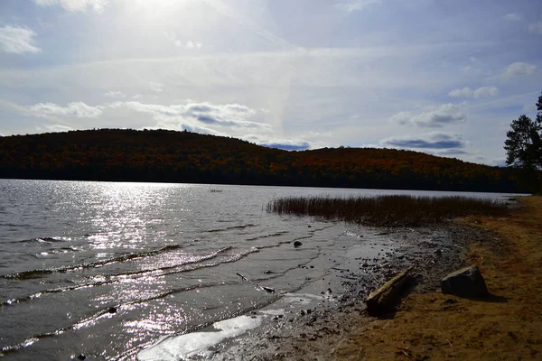 Parc provincial Algonquin, Ontario, Canada. Beau paysage d'automne avec lac et montagnes — Photo