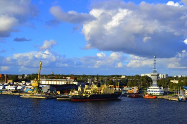 Riga 'daki Daugava nehir limanındaki iskele musluklarına bakın. Kargo gemileri limana demirlemiş olarak görülebilir.