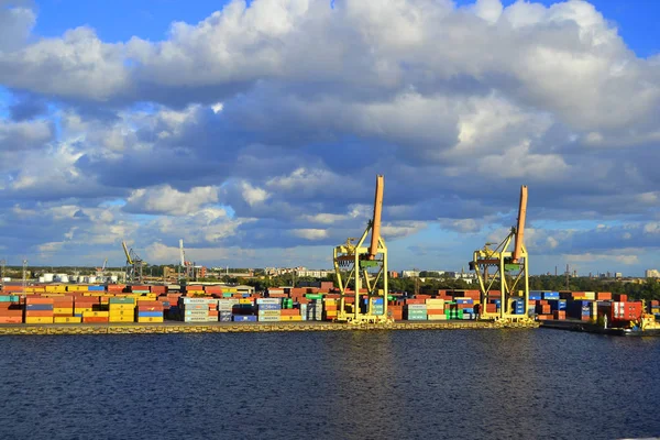 Vista sobre as torneiras do porto no porto fluvial de Daugava, em Riga - setembro 23,2018 — Fotografia de Stock