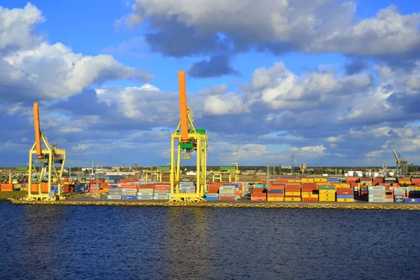 Vista sobre as torneiras do porto no porto fluvial de Daugava, em Riga - setembro 23,2018 — Fotografia de Stock