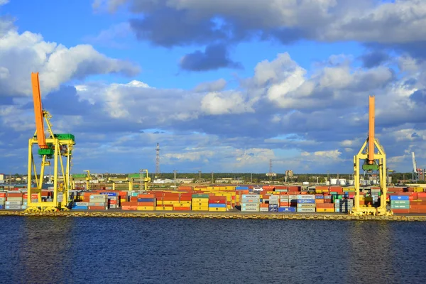 Переглянути на порт крани в річковий порт Daugava, Рига - вересня 23,2018 — стокове фото