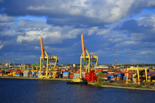 Vista sobre as torneiras do porto no porto fluvial de Daugava, em Riga - setembro 23,2018 — Fotografia de Stock
