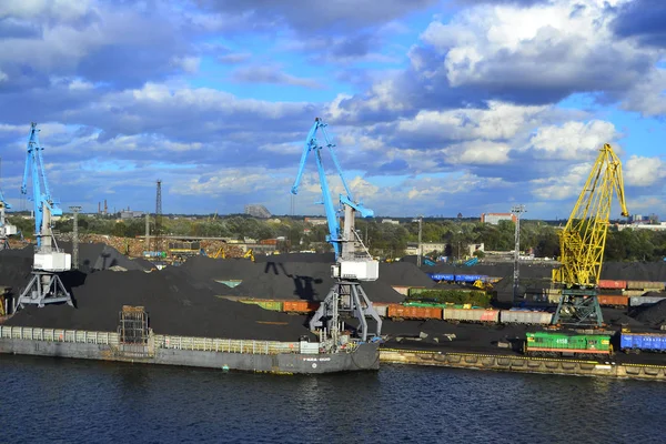 Vista sobre as torneiras do porto no porto fluvial de Daugava, em Riga - setembro 23,2018 — Fotografia de Stock