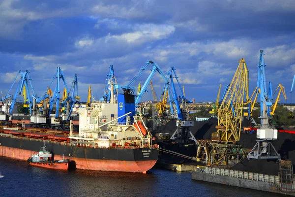 Vista sobre los grifos del puerto en el puerto fluvial de Daugava, en Riga - Septiembre 23,2018 — Foto de Stock