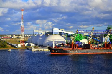 Görünümünde üzerinde bağlantı noktası musluklar Daugava Nehri bağlantı noktası, Riga - Eylül 23,2018. Kimyasal madde transferi terminal arka planda görülebilir 